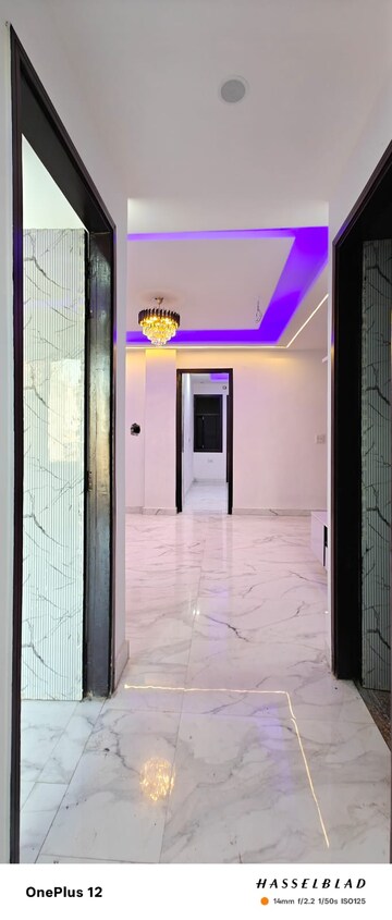 Building Lobby in 2.5 BHK Builder Floor at Smart World Gems, Sector 89 – for Sale
