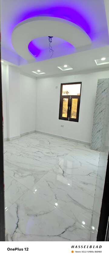 Room in 2.5 BHK Builder Floor at Smart World Gems, Sector 89 – for Sale