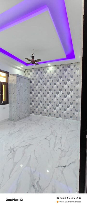 Room in 2.5 BHK Builder Floor at Smart World Gems, Sector 89 – for Sale