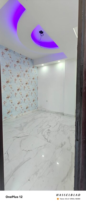 Room in 2.5 BHK Builder Floor at Smart World Gems, Sector 89 – for Sale