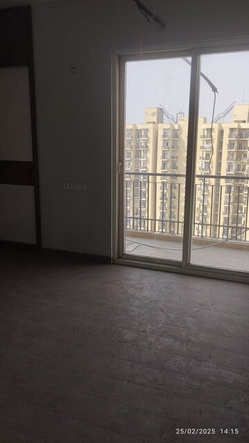 Room in 3 BHK Apartment at Supertech ORB, Sector 74 – for Rent