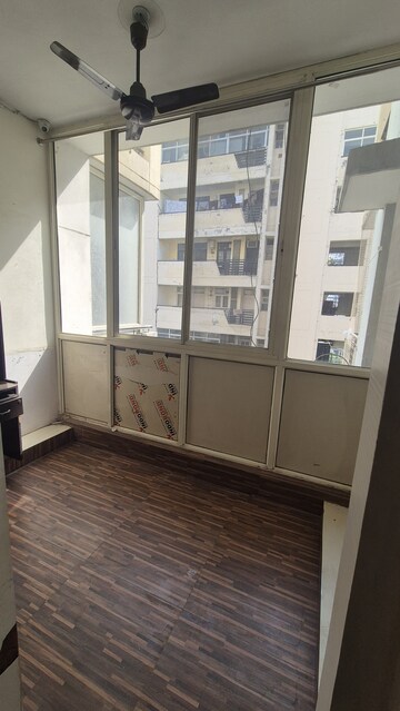 Kitchen in 3.5 BHK Apartment at Vastu Apartments, Sector 55 – for Rent