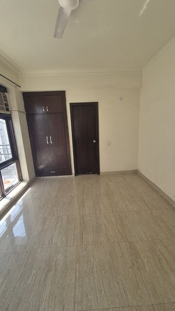 Room in 3.5 BHK Apartment at Vastu Apartments, Sector 55 – for Rent