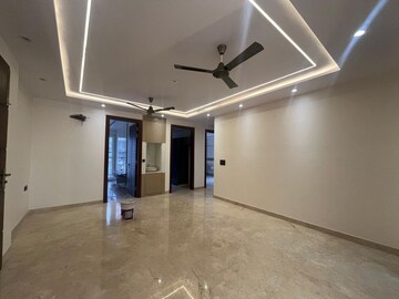 Room in 3 BHK Builder Floor at Sushant Vyapaar Kendra, Sector 43 – for Rent