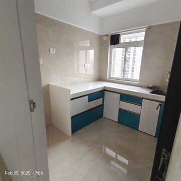 Room in 3 BHK Apartment at Hubtown Hill Crest, Andheri East – for Rent