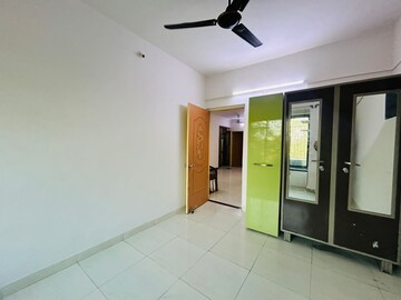 Room in 2 BHK Apartment at Seawoods – for Rent