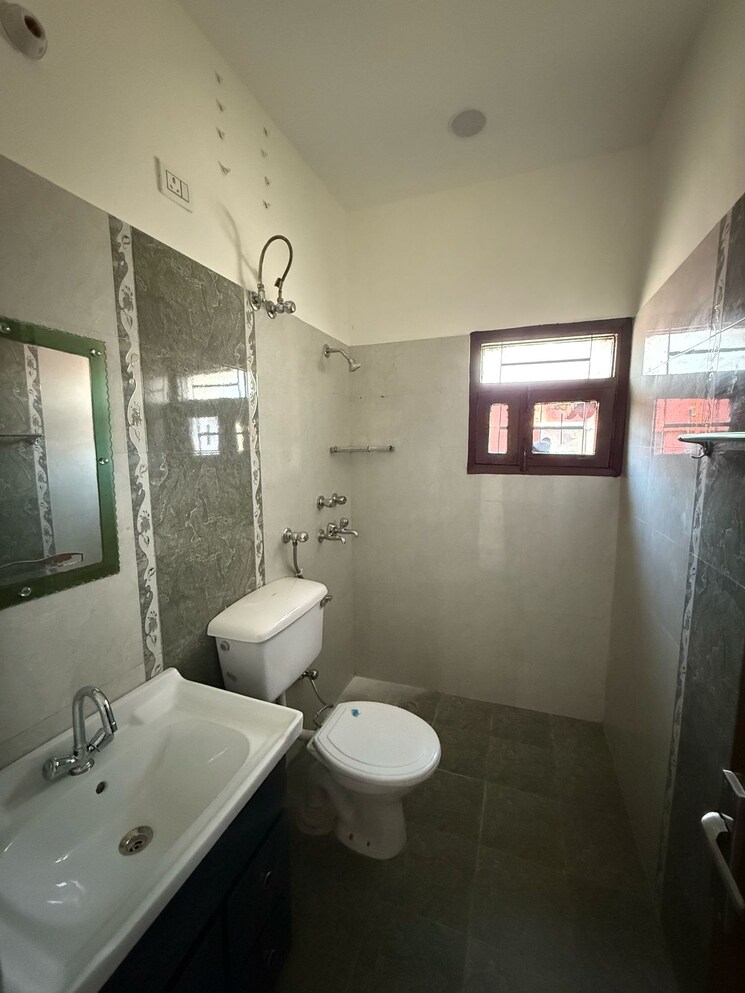 Attached Bathroom, sector 44 3.5 Bedroom 1400 Sq.Ft. Apartment In Sector 44 Chandigarh 8299528
