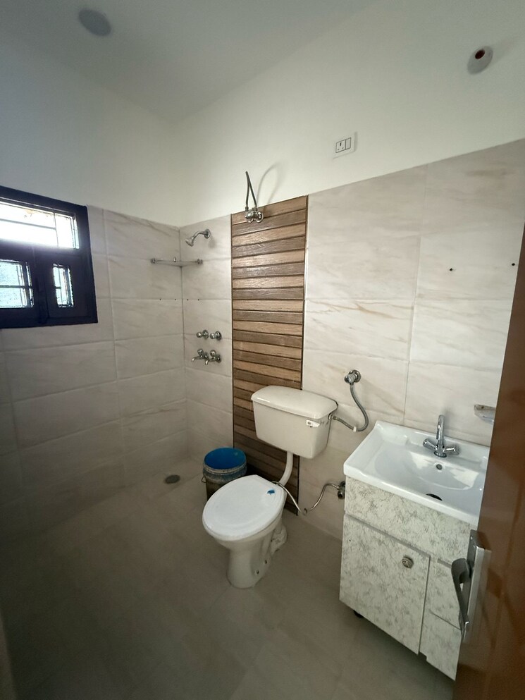 Bathroom, sector 44 3.5 Bedroom 1400 Sq.Ft. Apartment In Sector 44 Chandigarh 8299528