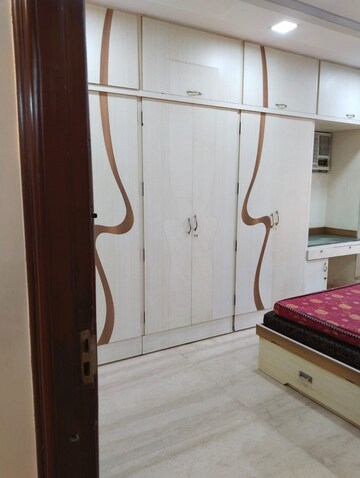 Room in 2 BHK Apartment at Santacruz West – for Rent