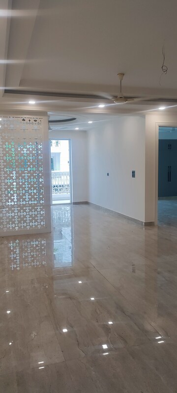 Building Lobby in 3 BHK Apartment at BP Homes, Sector 85 – for Rent