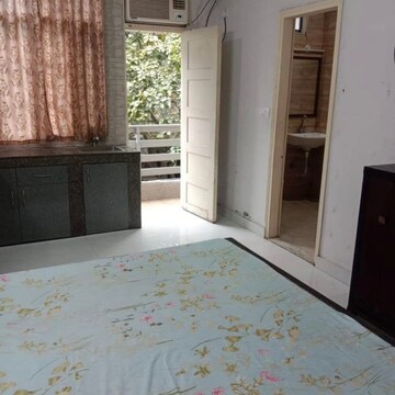 Room in 3 BHK Builder Floor at Greenwood City, Sector 40 – for Rent