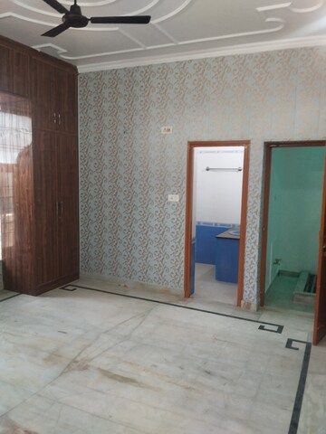 Room in 2 BHK Independent House at Gomti Nagar – for Rent