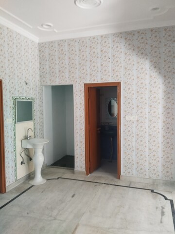 Room in 2 BHK Independent House at Gomti Nagar – for Rent