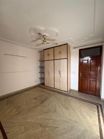 Room in 3 BHK Builder Floor at Sukhdev Vihar – for Rent