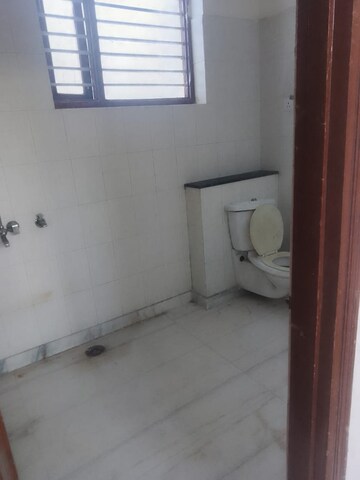 Bathroom in 5 BHK Apartment at RWA Apartments Sector 47, Sector 47 – for Rent
