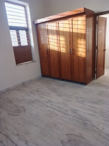 Room in 5 BHK Apartment at RWA Apartments Sector 47, Sector 47 – for Rent