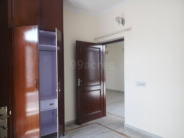 Room in 3 BHK Builder Floor at Sector 28 – for Rent