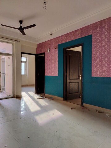 Room in 2.5 BHK Apartment at Amrapali Princely Estate, Sector 76 – for Sale