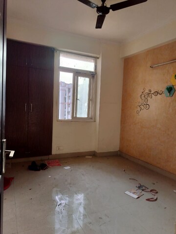 Room in 2.5 BHK Apartment at Amrapali Princely Estate, Sector 76 – for Sale