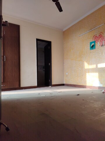 Room in 2.5 BHK Apartment at Amrapali Princely Estate, Sector 76 – for Sale