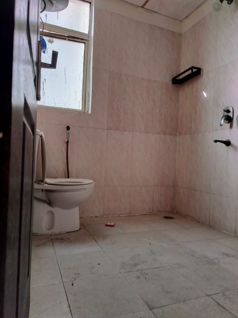 Bathroom, amrapali-princely-estate 2.5 Bedroom 1090 Sq.Ft. Apartment In Sector 76 Noida 8300405