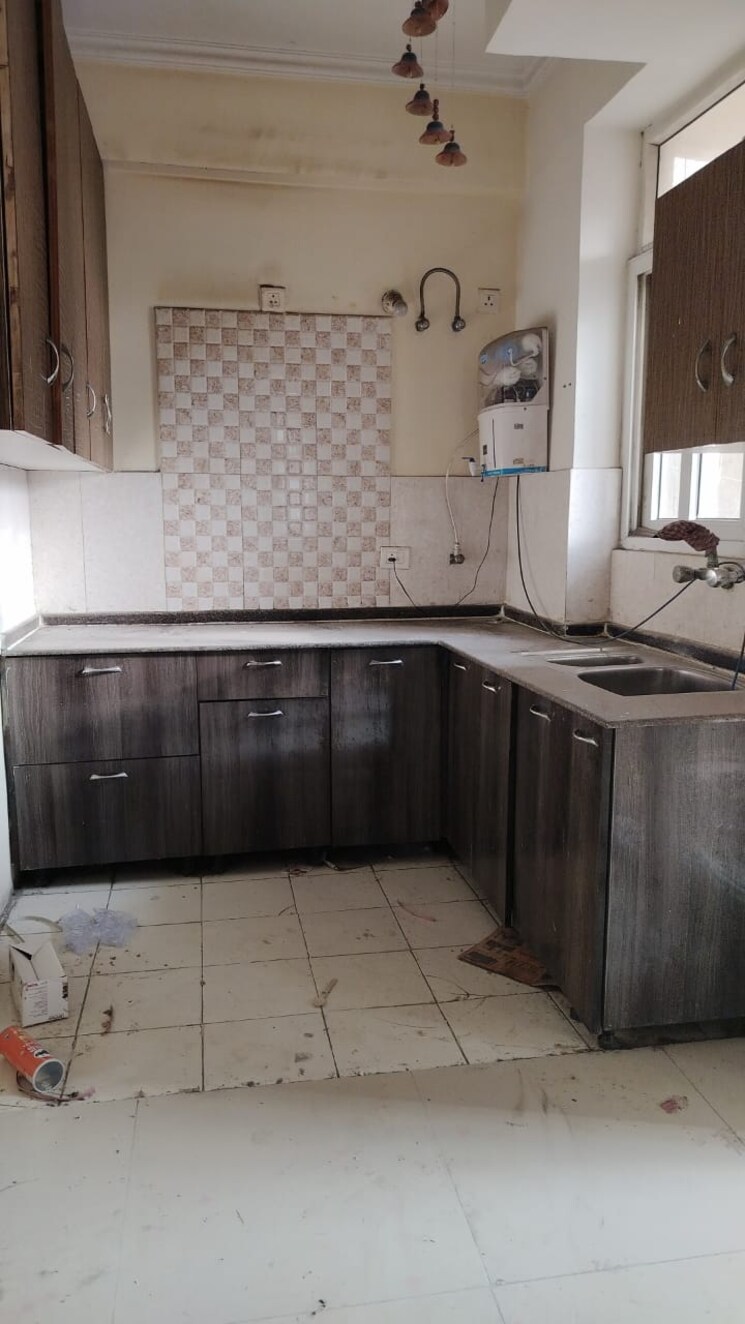 Kitchen, amrapali-princely-estate 2.5 Bedroom 1090 Sq.Ft. Apartment In Sector 76 Noida 8300405