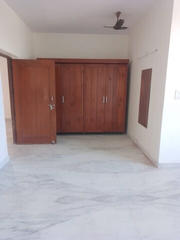 Room in 1 BHK Apartment at Sector 40 – for Rent