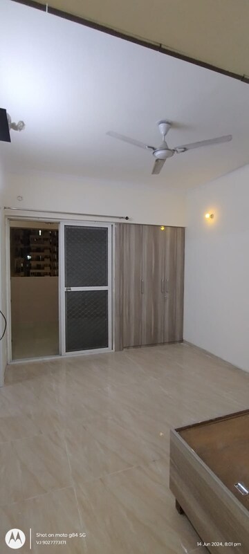 Room in 3 BHK Apartment at Gaur City 2 - 14th Avenue, Sector 16c Greater Noida – for Rent