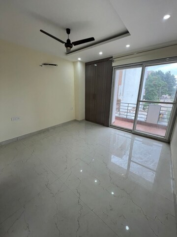 Room in 3 BHK Builder Floor at Sector 10a – for Sale
