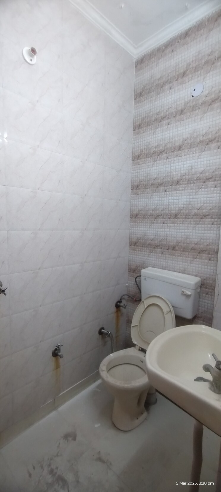 Bathroom, uttam nagar 2 Bedroom 60 Sq.Yd. Builder Floor In Uttam Nagar Delhi 8300977