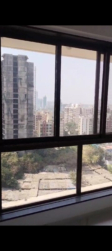 Room in 2 BHK Apartment at Anant Tara, Kandivali West – for Rent