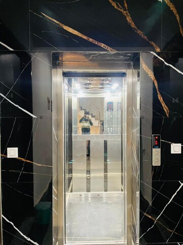 Lift in 1 BHK Apartment at Saket – for Rent