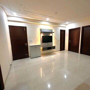 Building Lobby in 3 BHK Builder Floor at Sector 43 – for Rent