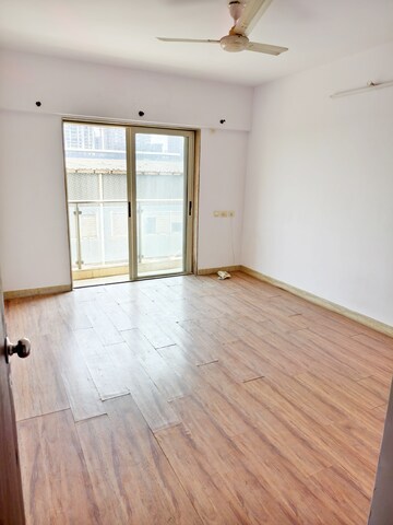 Room in 3 BHK Apartment at HDIL Metropolis Residences, Andheri West – for Rent