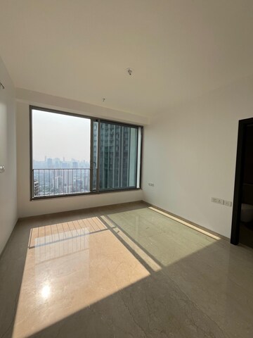 Room in 3 BHK Apartment at Oberoi Sky City, Borivali East – for Rent