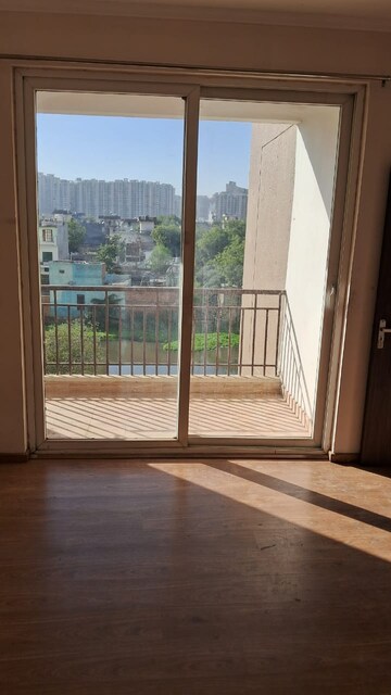 Room in 2 BHK Apartment at Amrapali Golf Homes, Sector 4, Greater Noida – for Rent