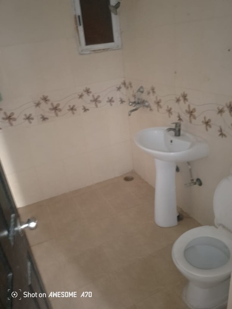 Bathroom, mahagun-mezzaria 3 Bedroom 3070 Sq.Ft. Apartment In Sector 78 Noida 8301412