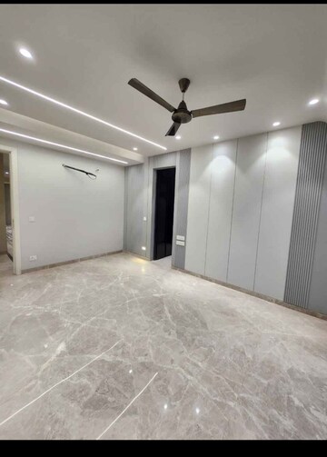 Room in 3 BHK Builder Floor at Paschim Vihar – for Rent