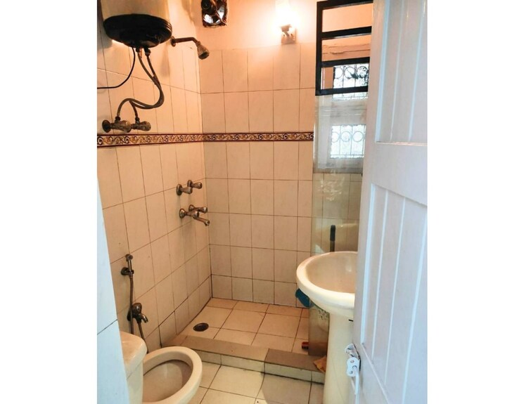 Bathroom, sarita vihar 3 Bedroom 1500 Sq.Ft. Apartment In Sarita Vihar Delhi 8301432