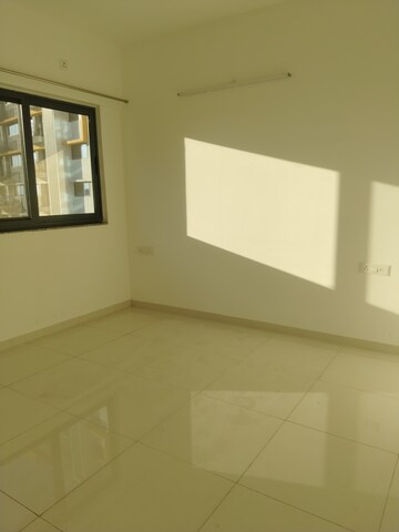 Room in 1 BHK Apartment at Amanora Gold Towers, Hadapsar – for Rent