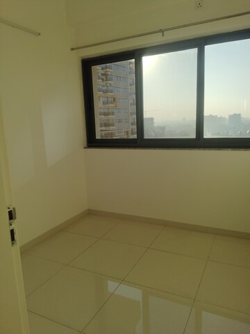 Room in 1 BHK Apartment at Amanora Gold Towers, Hadapsar – for Rent