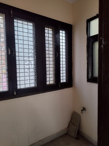 Room in 2 BHK Builder Floor at Tulip Mall, Sector 46 – for Rent