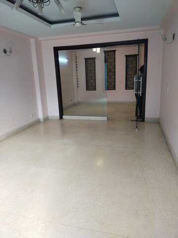 Room in 3 BHK Builder Floor at South Extension ii – for Sale