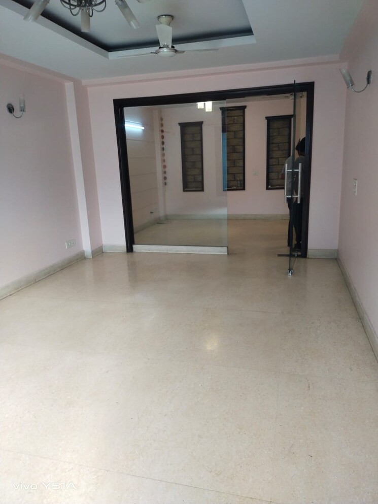 Room, south extension ii 3 Bedroom 250 Sq.Yd. Builder Floor In South Extension ii Delhi 8301550