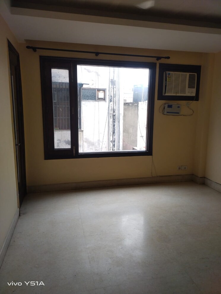 Room, south extension ii 3 Bedroom 250 Sq.Yd. Builder Floor In South Extension ii Delhi 8301550