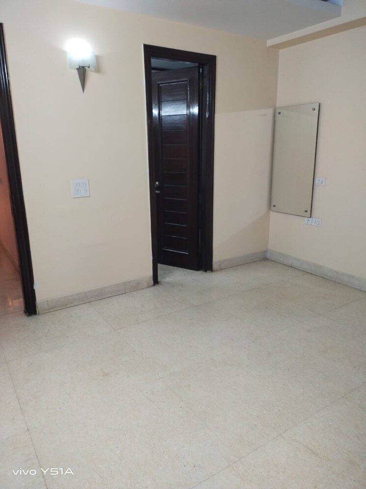 Room, south extension ii 3 Bedroom 250 Sq.Yd. Builder Floor In South Extension ii Delhi 8301550