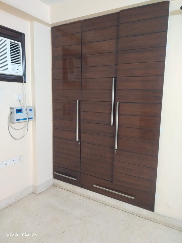 Room, south extension ii 3 Bedroom 250 Sq.Yd. Builder Floor In South Extension ii Delhi 8301550