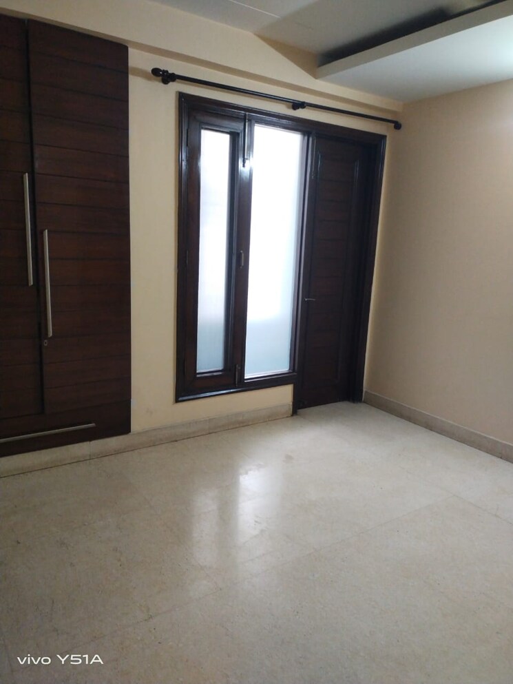 Room, south extension ii 3 Bedroom 250 Sq.Yd. Builder Floor In South Extension ii Delhi 8301550