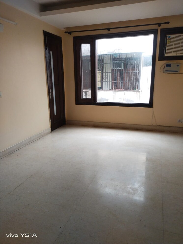 Room, south extension ii 3 Bedroom 250 Sq.Yd. Builder Floor In South Extension ii Delhi 8301550