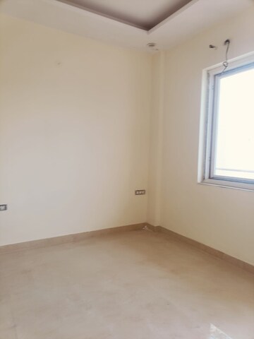 Room in 3 BHK Apartment at Allure Estate, Sector 14 – for Rent